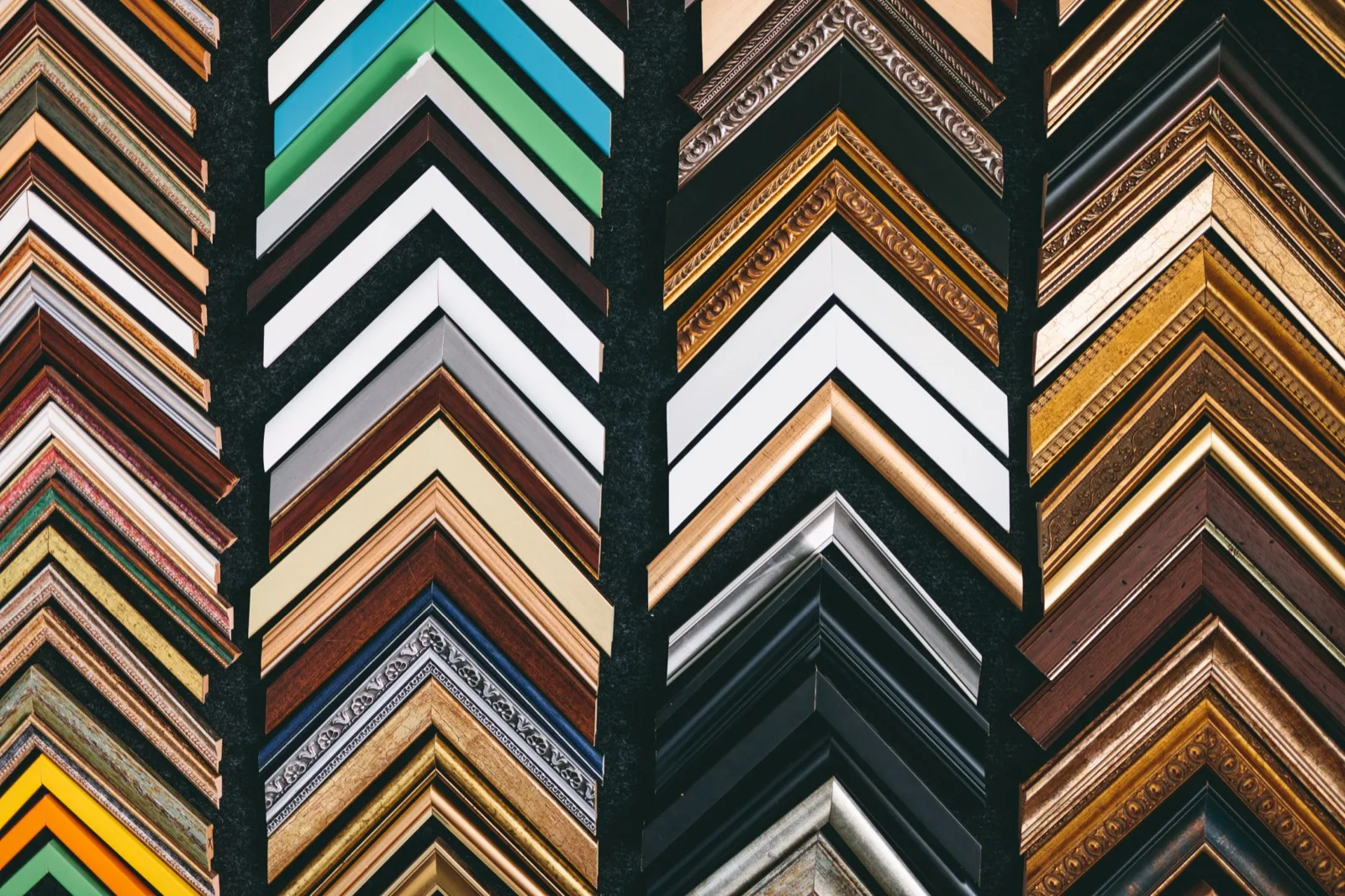 Mur de cadres en bois dans l'atelier Lesarts