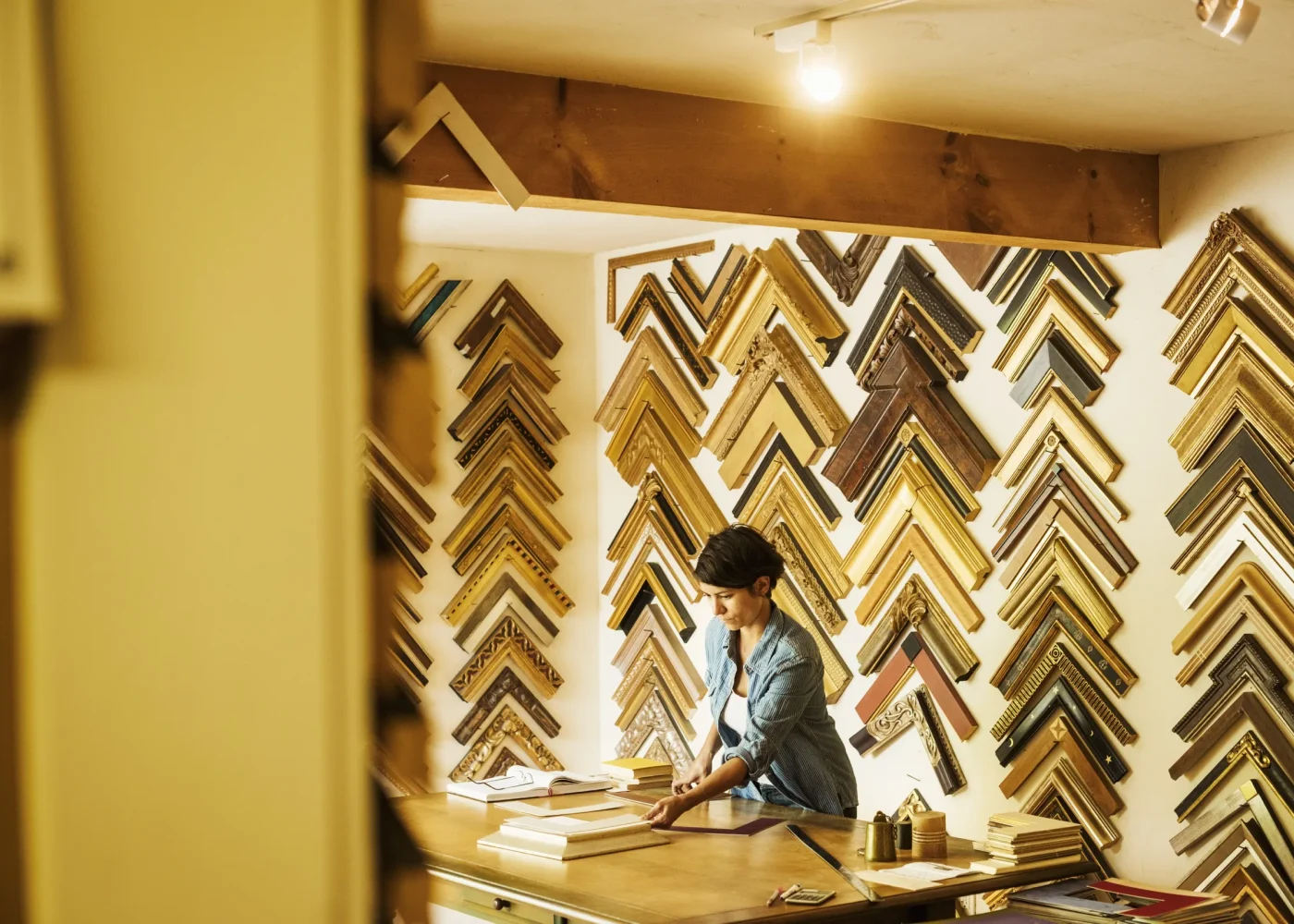 Portrait dans l'atelier Lesarts, encadré sur mesure
