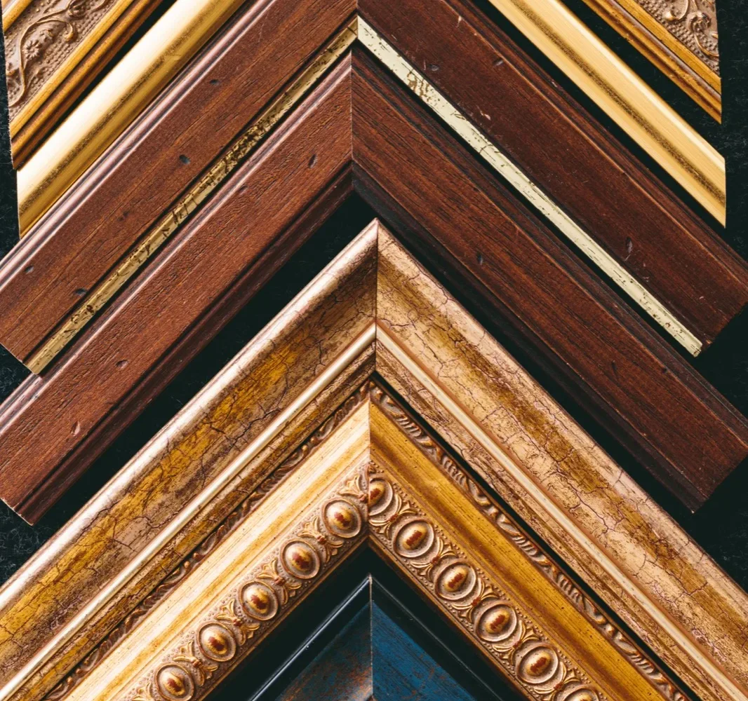Mur de cadres en bois dans la boutique Lesarts